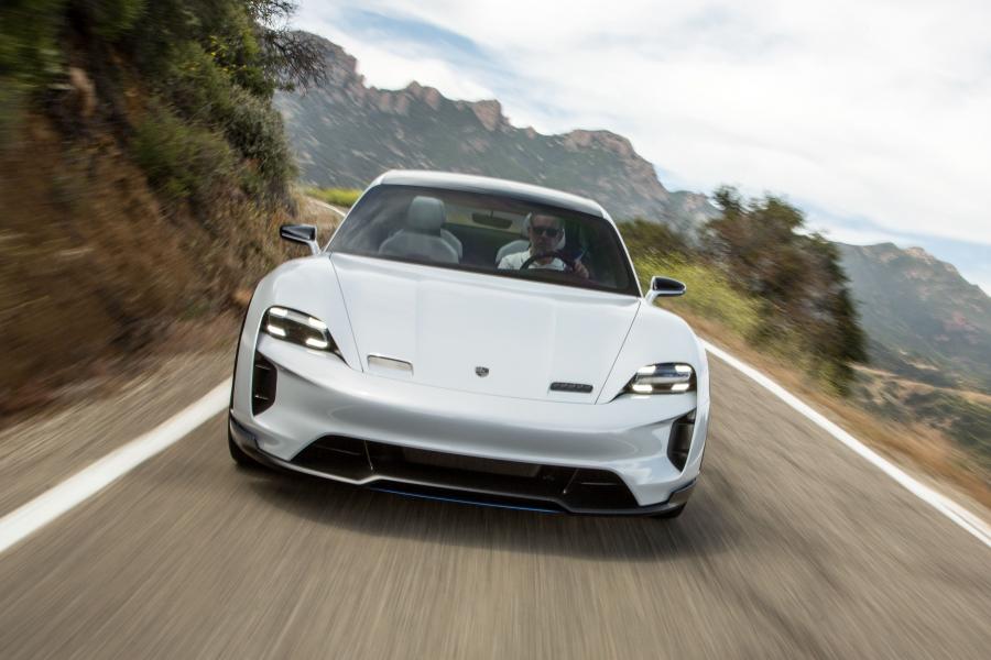  Porsche Mission E Cross Turismo 2018 года  (фото 56 из 66)